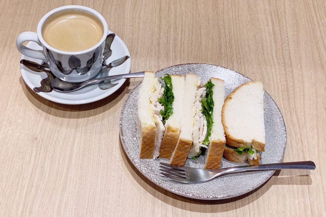 カフェルノアールのモーニング国産蒸し鶏のヘルシーチキンサンド170円（筆者撮影）