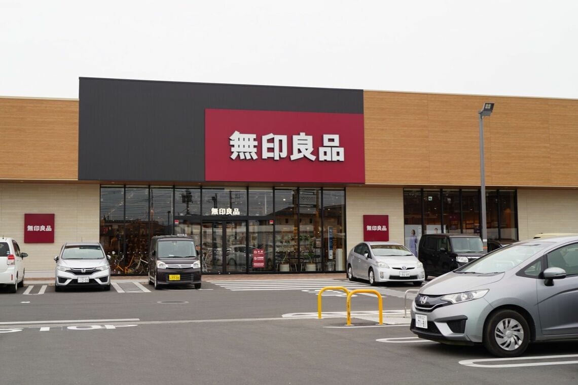 群馬県前橋市朝日町は食品スーパーに隣接。国内で郊外店の出店を進めている（記者撮影）