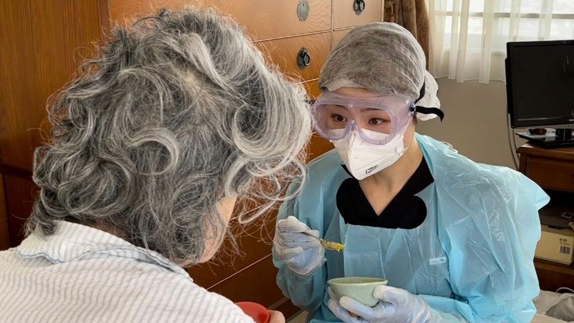 コロナ感染患者に訪問看護する坂本諒看護師