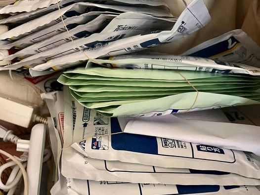 地層のように重なった湿布薬。「めぐみ在宅クリニック」院長の小澤竹俊さんがSNSに投稿した（写真：小澤さんのFacebookから）