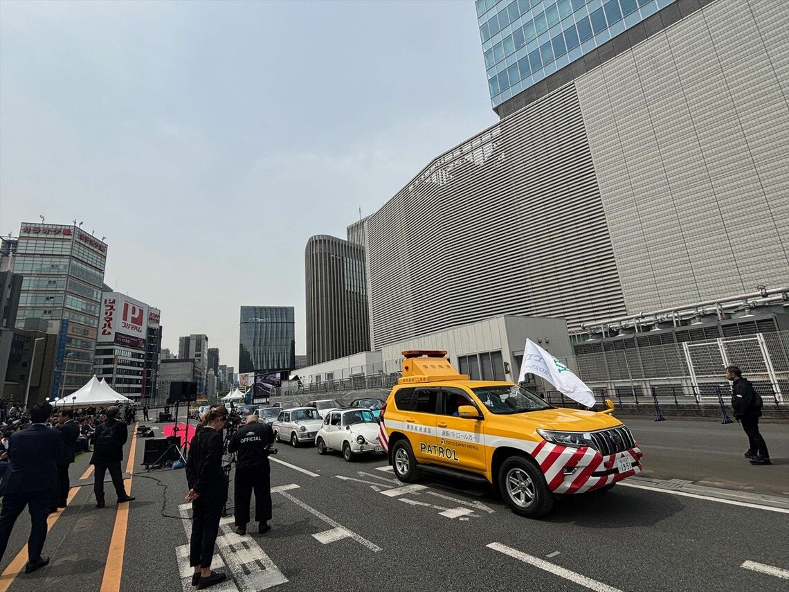 ビルに囲まれた場所だけに反射による熱気、周囲への騒音などの対策が求められる（筆者撮影）