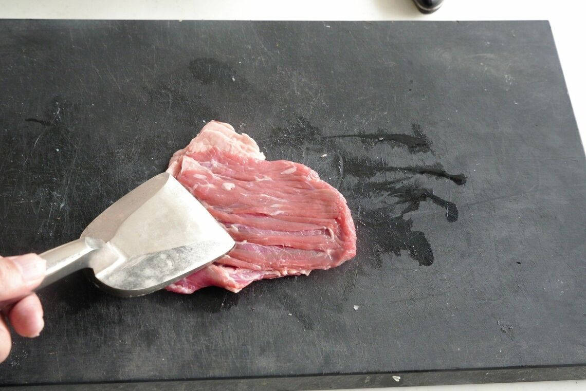 肉たたきでたたいた肉