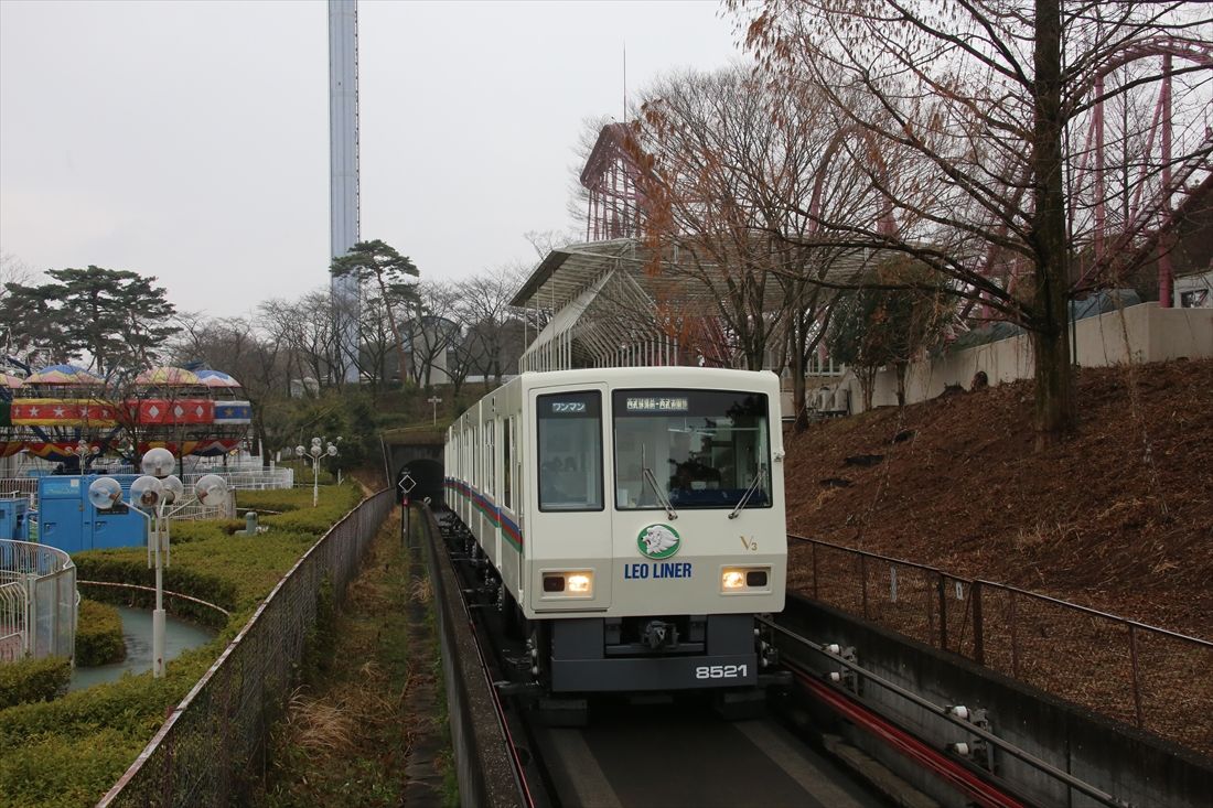 遊園地西駅に入線する8500系「レオライナー」。写真は2017年のもので、背後に写っているジェットコースター（現在は撤去）のあった場所に二代目山口線の遊園地前駅があった（筆者撮影）