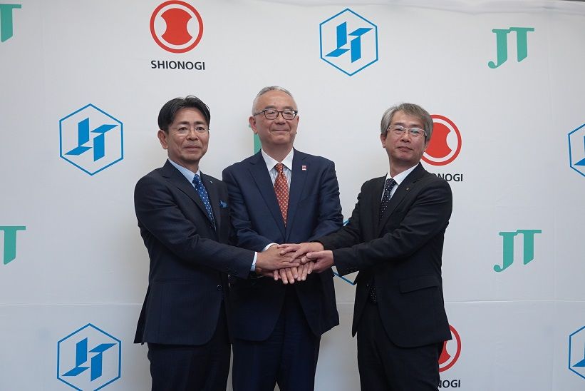 5月7日の買収を発表した際の会見。写真左からJTの嶋吉副社長、塩野義製薬の手代木社長、鳥居薬品の近藤社長（編集部撮影）