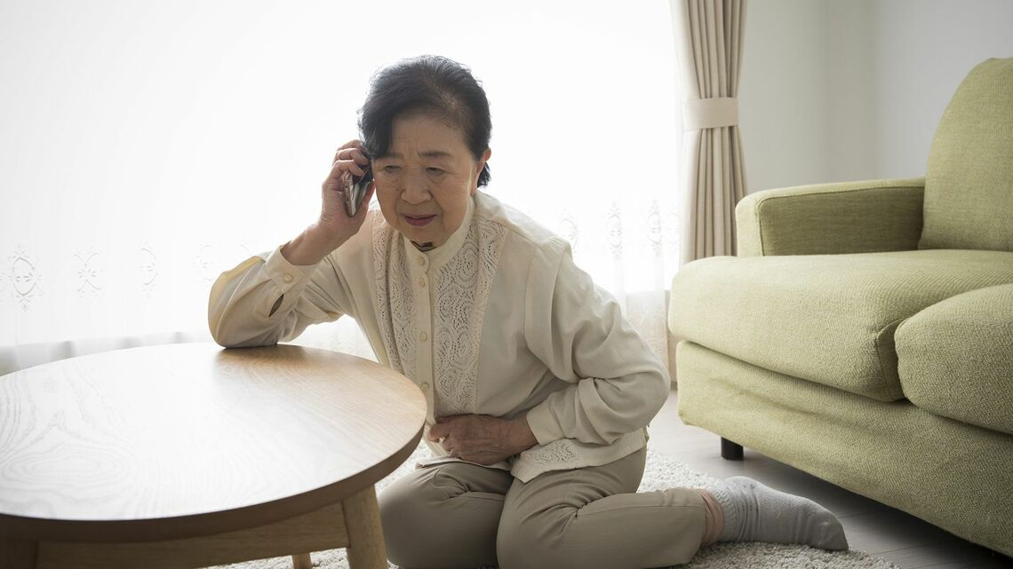 電話する年配の女性