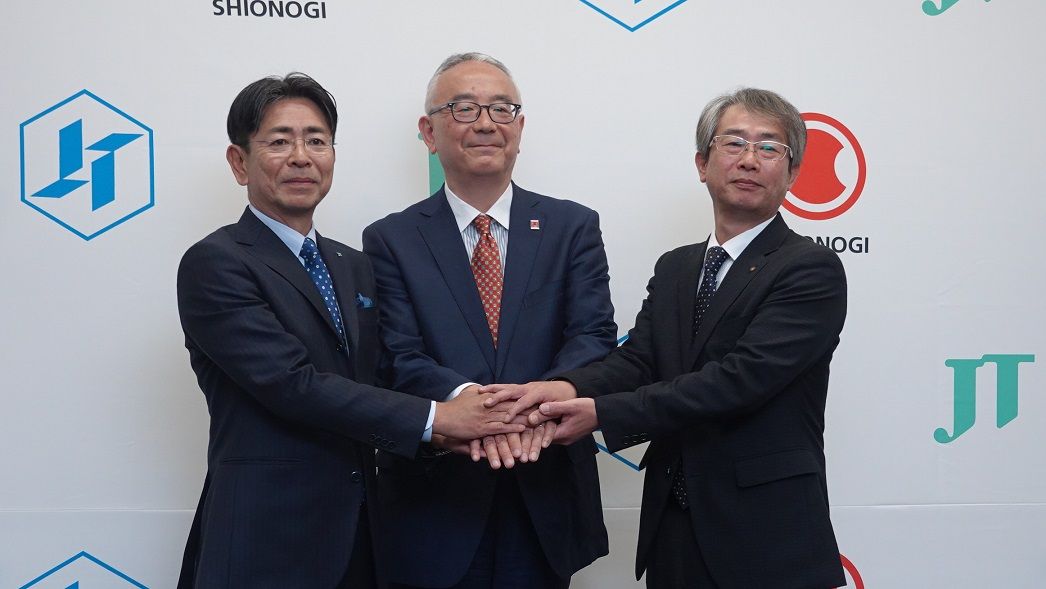 5月7日に医薬事業からの完全撤退を発表したJT。売却する傘下の鳥居薬品については、アクティビストから親子上場に対する批判もあった。写真左からJTの嶋吉副社長、塩野義製薬の手代木社長、鳥居薬品の近藤社長(記者撮影)