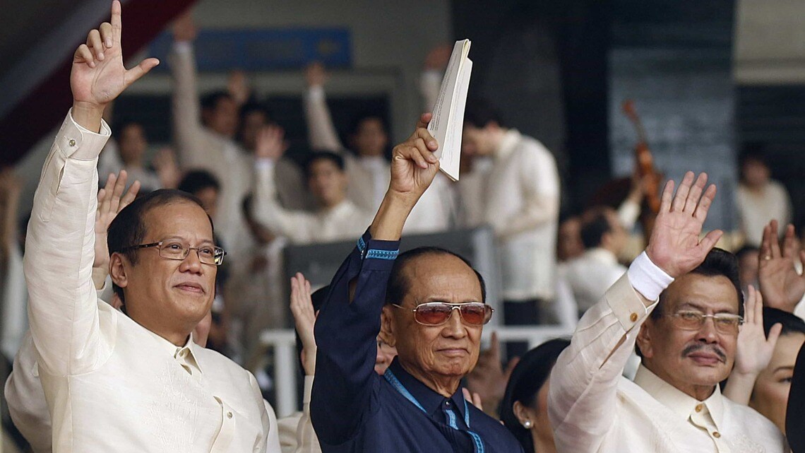 2010年、ベニグノ・アキノ氏(左)の大統領就任式に出席したフィデル・ラモス元大統領(中)。右は、ラモス氏の跡を継いで大統領となったジョセフ・エストラダ氏(写真・2010 Bloomberg Finance LP)
