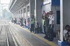 各駅ではセキュリティスタッフなどから敬礼を受ける