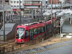 福井駅を発車する赤い「フクラム」