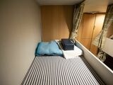 二等客室には2段ベッドが並んでいて、カーテンを閉めれば完全に自分だけの空間になる（筆者撮影）