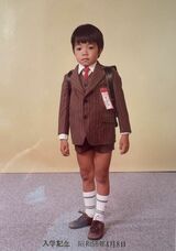 どこからどう見てもおぼっちゃまベンビーの小学校入学記念写真（写真:ベンビー提供）