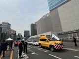 ビルに囲まれた場所だけに反射による熱気、周囲への騒音などの対策が求められる（筆者撮影）