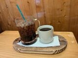 ホットコーヒー280円とアイスコーヒー330円。50円差だがアイスコーヒーの量が圧倒的に多く、夏に嬉しい（筆者撮影）