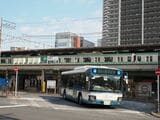 金町駅の北口。専用道の一部整備の場合は高砂踏切の手前から一般道を走って金町駅北口広場に乗り入れる（編集部撮影）