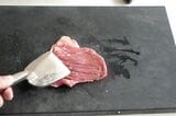肉たたきでたたいた肉