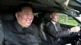 ロシアの高級車「アウロス」に乗り、平壌空港から市内へ向かう北朝鮮の金正恩総書記（左）と訪朝したロシアのプーチン大統領（写真・AFP=時事）