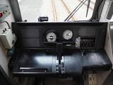 メーター類はアナログでシンプルなデザイン。京王線はATC（自動列車制御装置）を使用しており信号は運転台に表示される（記者撮影）