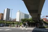 越中島支線の単線高架橋（右）がカーブして総武線の線路（左奥）から離れていく（筆者撮影）