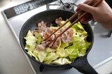 フライパンにキャベツを投入