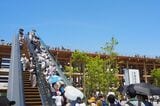 大屋根リングに登る人の列が絶えない（筆者撮影）