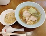 「王様ラーメン」と半チャーハンのセットで850円。お手頃価格が嬉しい（筆者撮影）