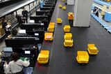 「t-Sort」では、黄色いロボットが縦横無尽に動きながら、ブランドからの入荷商品を仕分けしていく（記者撮影）