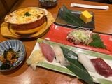 さくら水産で注文した料理たち。2人で料理6品、ソフトドリンクを1杯ずつ注文し、会計は5304円（筆者撮影）