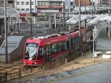福井駅を発車する赤い「フクラム」（撮影：南正時）
