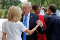 トランプ大統領がマクロン夫人にセクハラ？ 仏ファーストレディーの体型を称賛