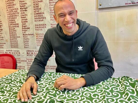 大爆笑するカリムさん