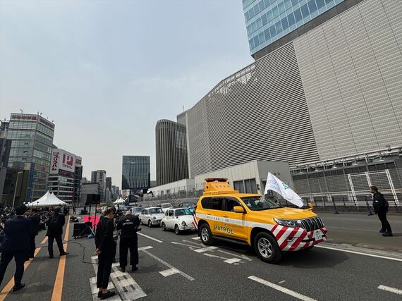 ビルに囲まれた場所だけに反射による熱気、周囲への騒音などの対策が求められる(筆者撮影)