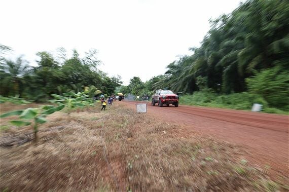 最終日のLEG8、スタート時間のギリギリに間に合い走り出す1号車