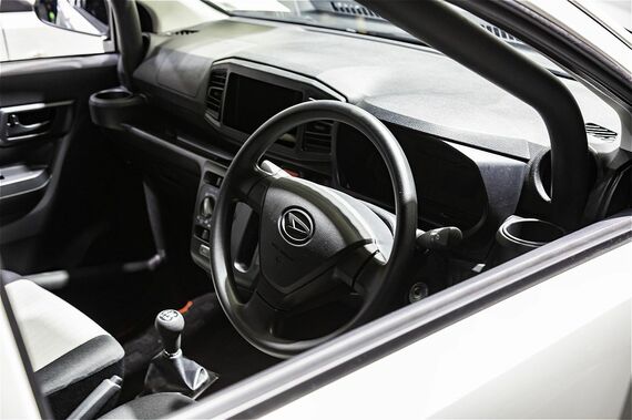 ロールケージが装着されている以外、いたって普通のインテリア。しかし、オートマから5速マニュアルにミッションが変更されていることがわかる