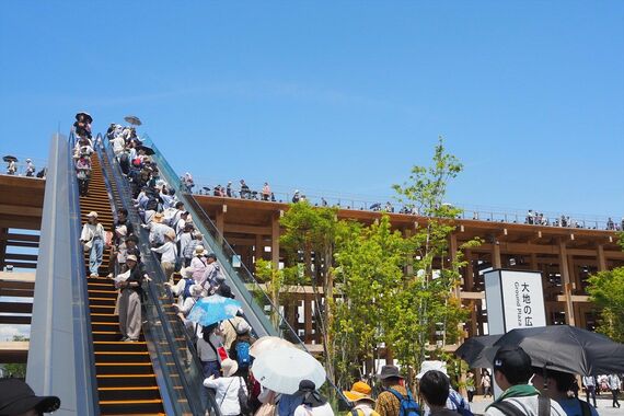 大屋根リングにのぼる人の列は終日にわたり絶えなかった(筆者撮影)
