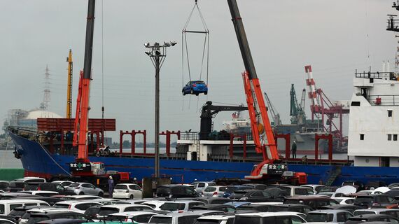 富山新港でロシア行きの貨物船に積み込まれる中古車
