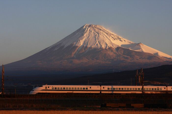 「赤富士」をバックに快走する300系