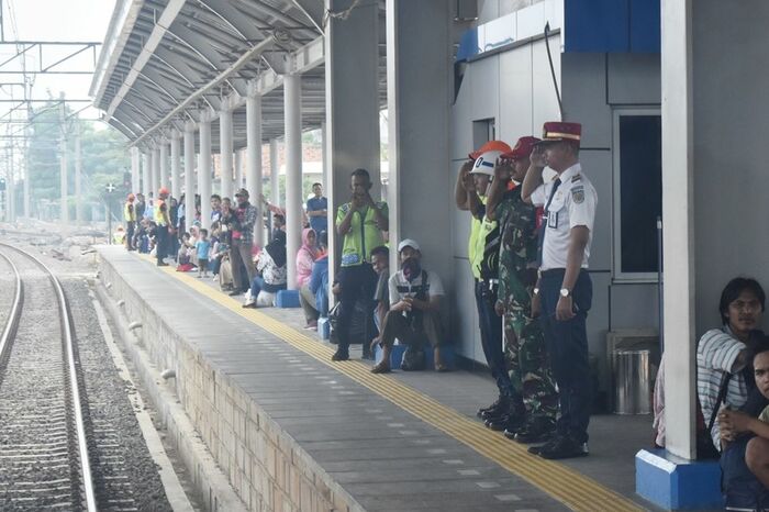 各駅ではセキュリティスタッフなどから敬礼を受ける