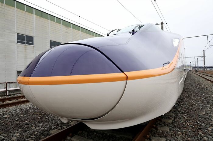 E8系のノーズは「アローライン」と呼ばれる形状