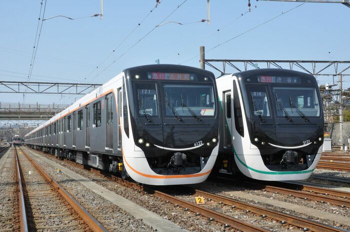 3020系の兄弟車、6020系（左）と2020系