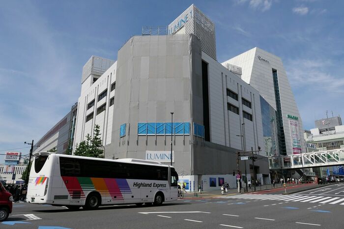甲州街道にはさまざまな会社の高速バスが行き交う