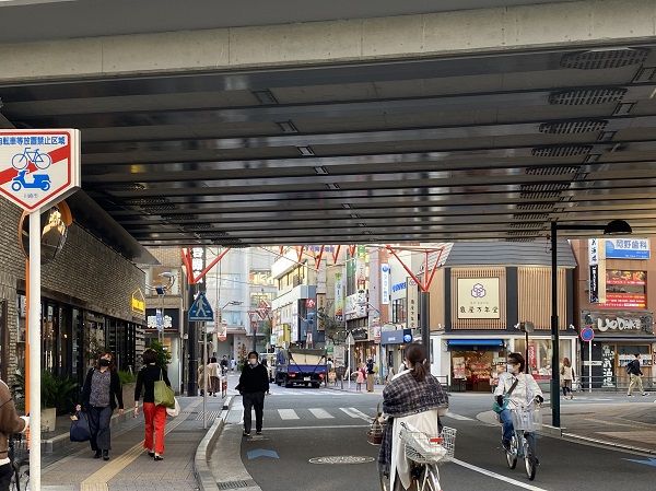 高架下から東側と西側両方に出られるようになっている