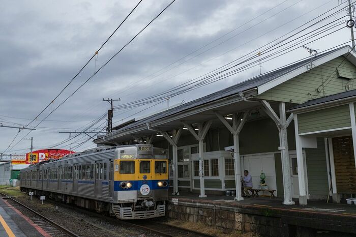 元都営地下鉄の車両。くまモンをラッピングした編成もある