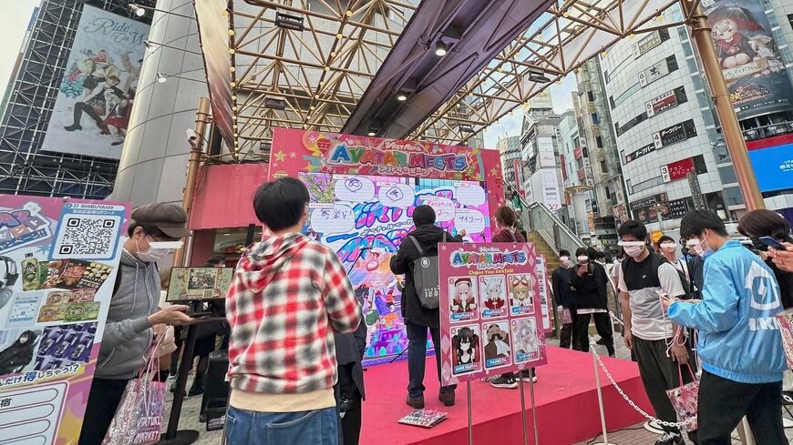 SHIBUYA109店頭イベントスペースでは、他会場にいる人々のアバターとコミュニケーションできる催しを展示。体験希望者の列は横にある階段の2階部分にまで伸びていた（筆者撮影）