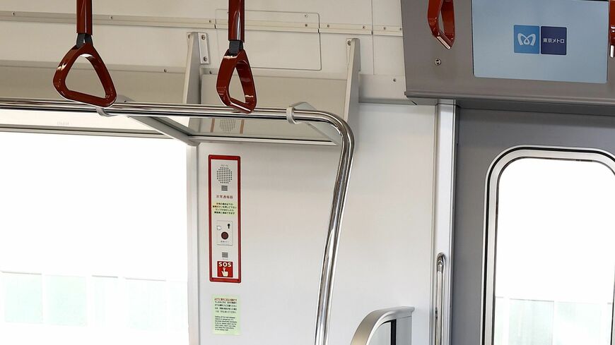 列車内に設置されたSOSボタン（写真：尾形文繁）