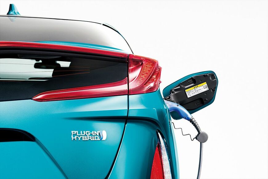 自宅での普通充電と出先での急速充電を組み合わせて使うのが一般的（写真：トヨタ自動車）
