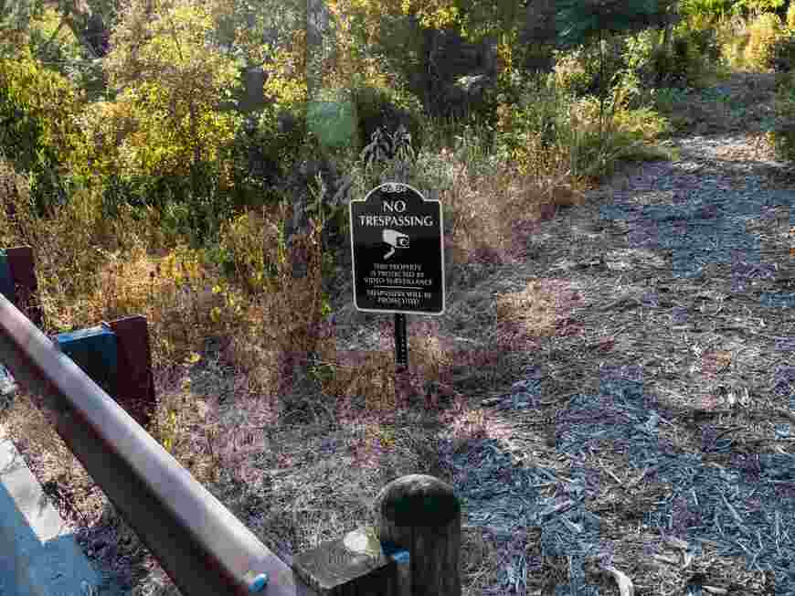 テキサス州オースチン郊外にマスクが購入した土地には、「不法侵入禁止」の看板が（写真：Jordan Vonderhaar／The New York Times）