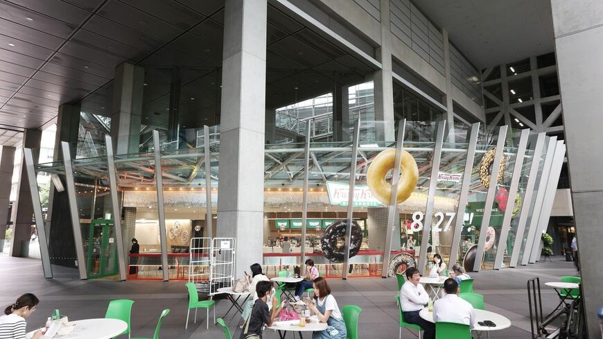 8月27日にオープンしたクリスピー・クリーム・ドーナツ 東京国際フォーラム店。国内最大の店舗面積、オリジナル・グレーズドの製造が見学できる「ドーナツ・シアター」、限定商品の展開など、ブランド価値形成を象徴するフラッグシップ店だ（撮影：尾形文繁）この記事の画像を見る(◯枚)