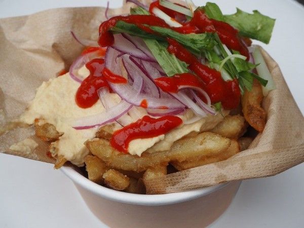 ひよこ豆と練りごまで作るフムス（ペースト）にタイ生まれのシラチャソースを加えたフムス＆チリソース。動物製品不使用でヴィーガンの人も食べられる。650円（筆者撮影）