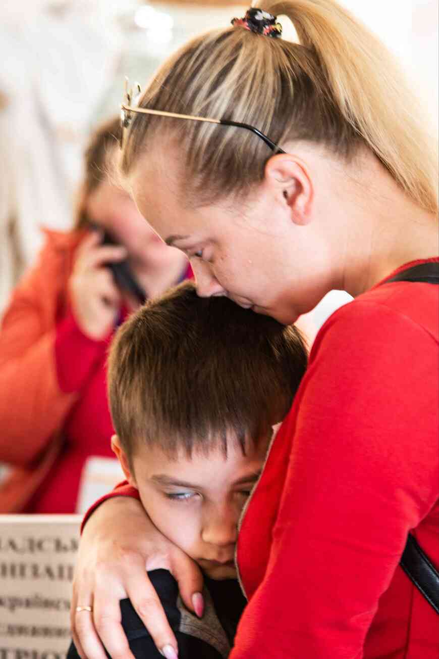 次男のパーシャを抱く母のイラ 4月25日（写真：筆者撮影）