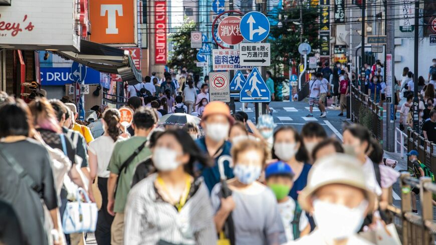 ウイルスを含む微小な粒子、エアロゾルによる空気感染が主な感染経路だとわかってきた。エアロゾルはせきやくしゃみだけでなく、会話や呼吸、すべての呼気活動で発生する（写真：Ryuji／PIXTA）この記事の画像を見る(◯枚)